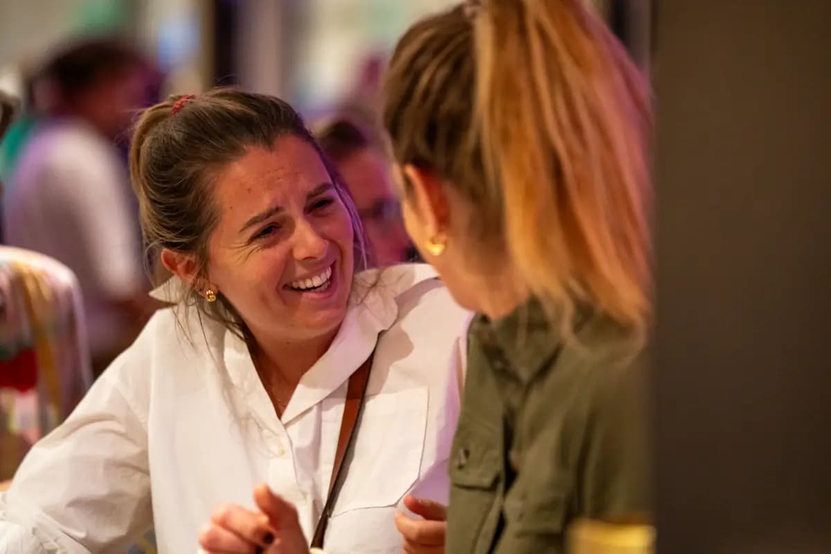 Deux spectatrices partagent un fou rire dans le foyer