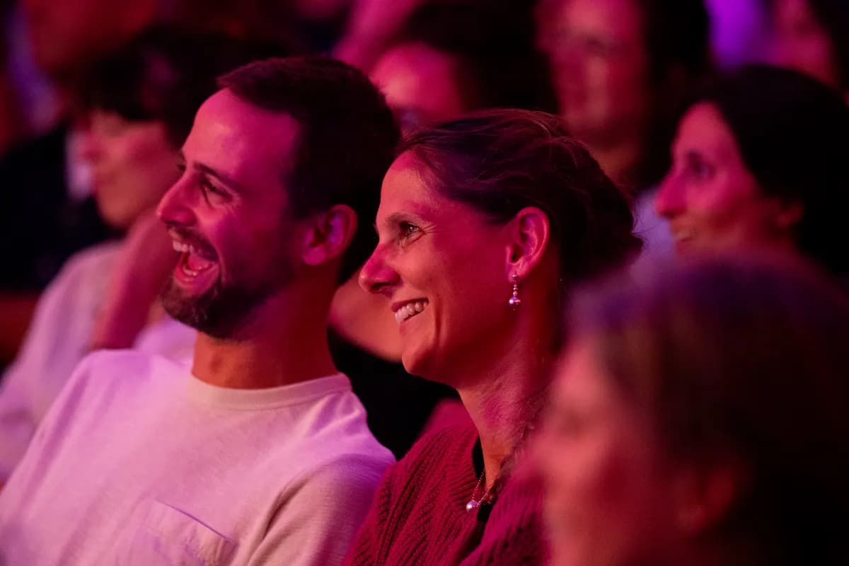 Deux spectateurs pris d'un fou rire dans la salle