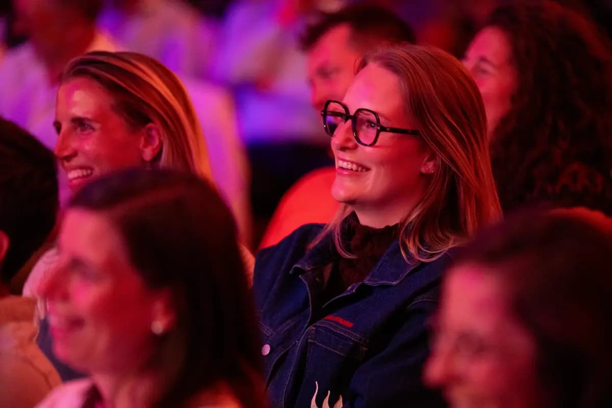 Des spectatrices rient aux éclats dans la salle